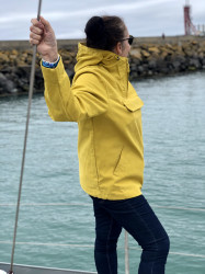 Acheter un ciré jaune avec des coutures soudées